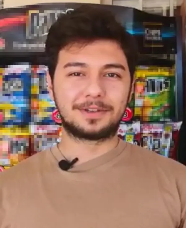 MARKET KİRLENMESİN DİYE AYAKKABISINI ÇIKARIP İÇERİ GİRDİ