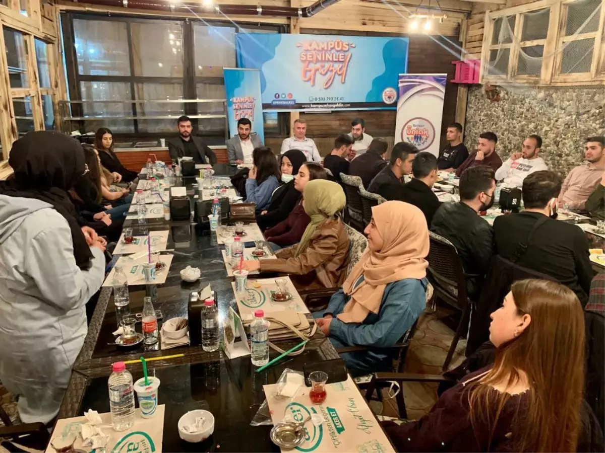 Milletvekili Canbey, Balıkesir'de üniversiteli gençlerle bir araya geldi