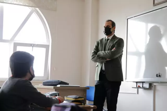 Son dakika gündem: Okul yolundaki kazada görme yetisini kaybeden öğretmen öğrencilerine ışık oluyor