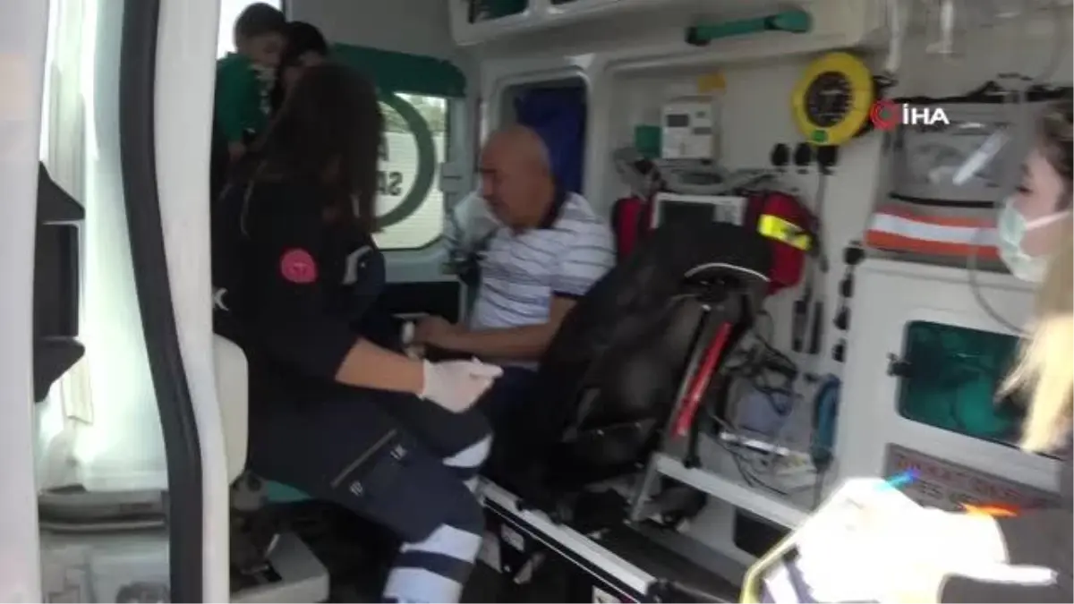 Önce otomobile ardından refüje çarptı: 5 yaralı