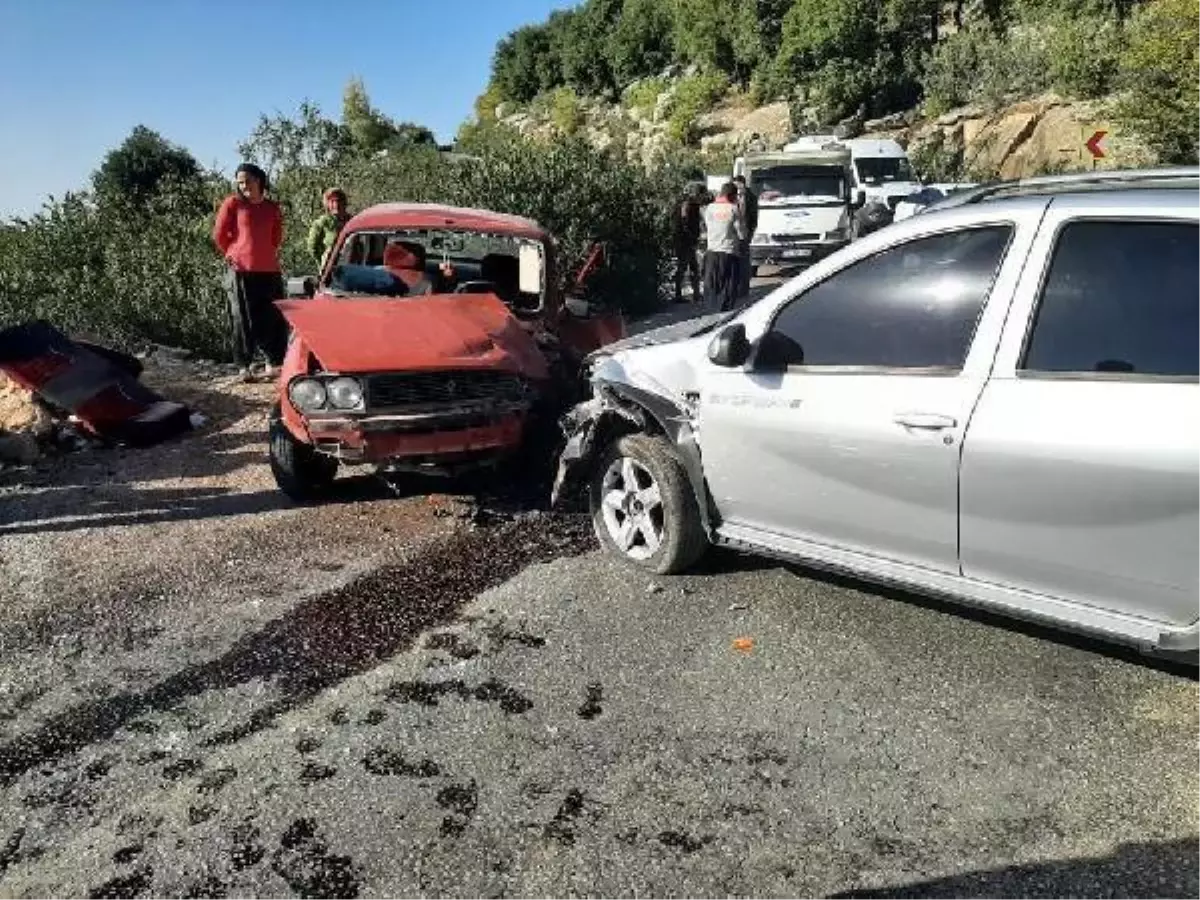Otomobiller kafa kafaya çarpıştı: 5 yaralı