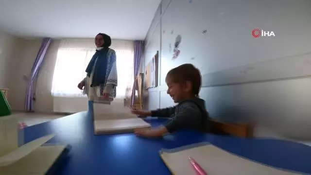 Özel eğitim merkezinin maskotu oldu...Sınıflara dalıp derslere giren keçi çocukların ilgi odağı oldu