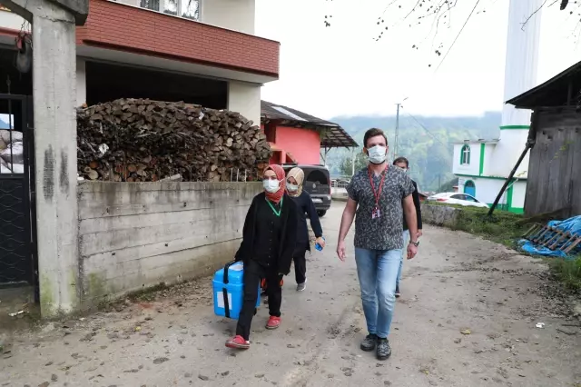 Sağlık çalışanları zorlu coğrafyada aşı çalışmalarını sürdürüyor
