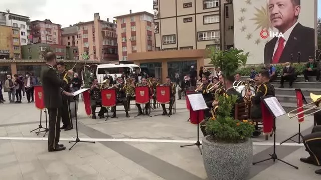 Rize Meydanı Jandarma Bando Takımı ile renklendi Rize Meydanı Jandarma Bando Takımı ile renklendi
