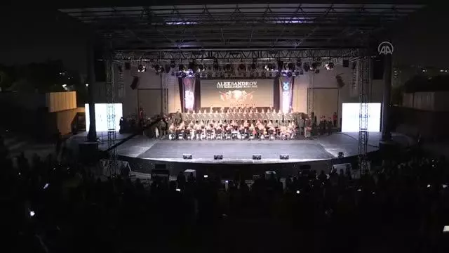 Rus Kızılordu Korosu ve Haluk Levent konser verdi