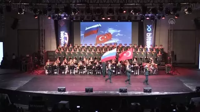Rus Kızılordu Korosu ve Haluk Levent konser verdi