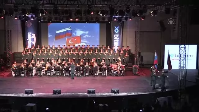 Rus Kızılordu Korosu ve Haluk Levent konser verdi