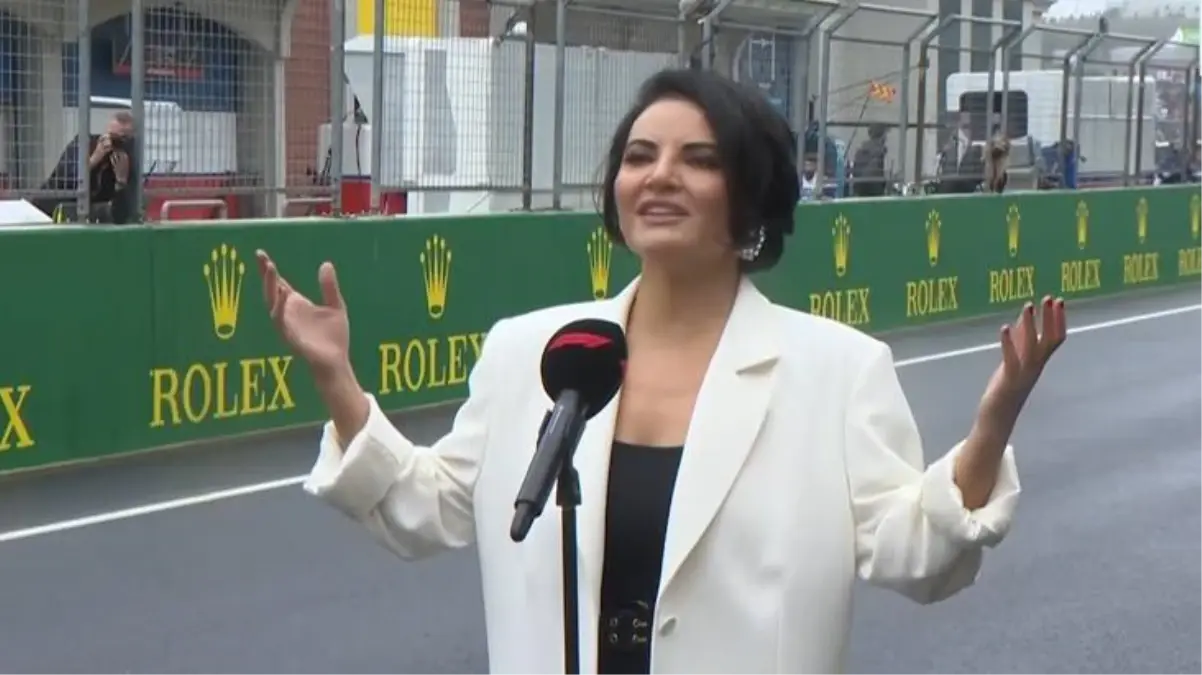 Yarış öncesi İstiklal Marşı'nı seslendiren Göksel, performansıyla alkış topladı! Mest etti