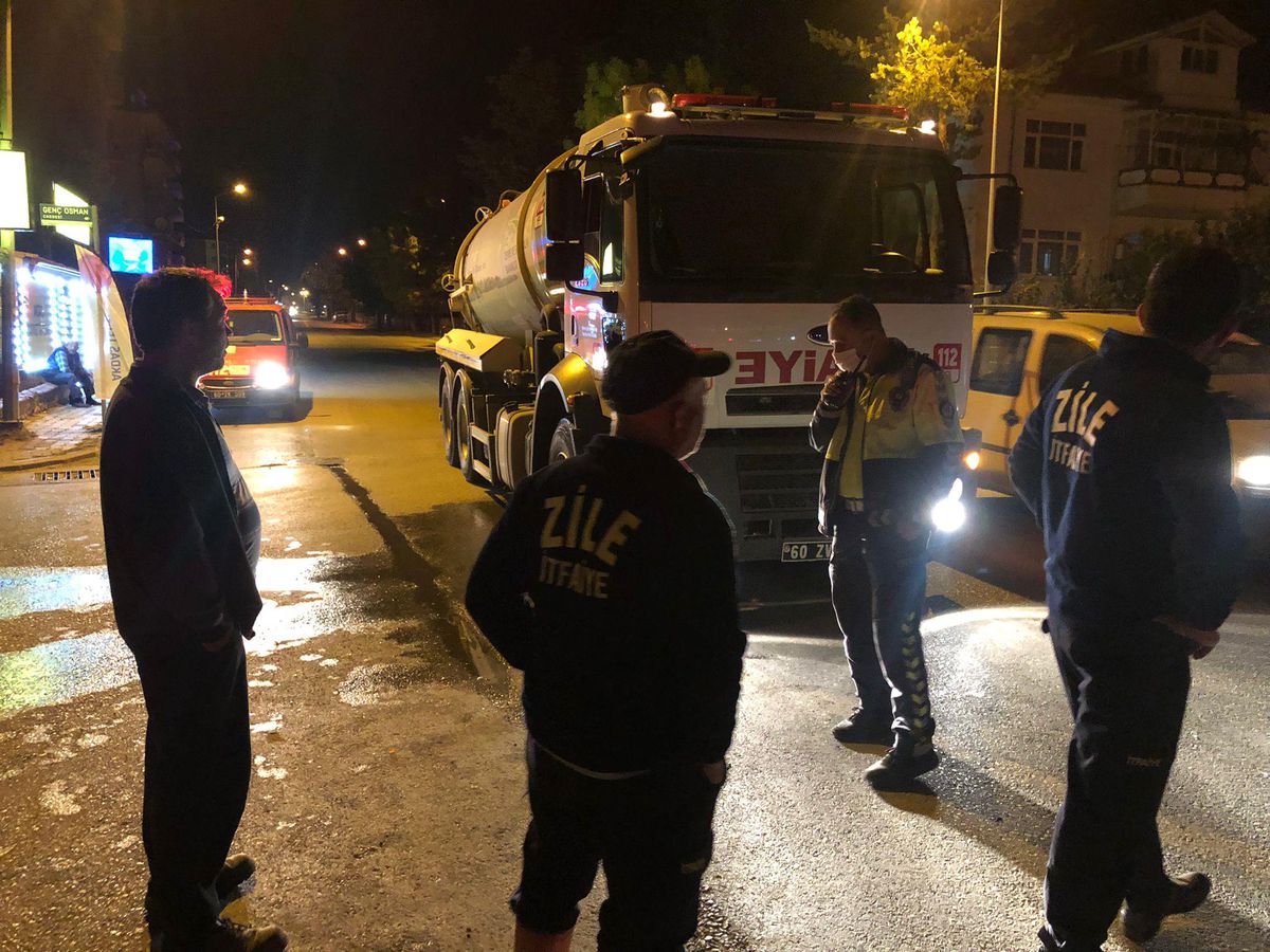 Tokat'ta babasının motosikletiyle itfaiye aracına çarpan çocuk yaralandı