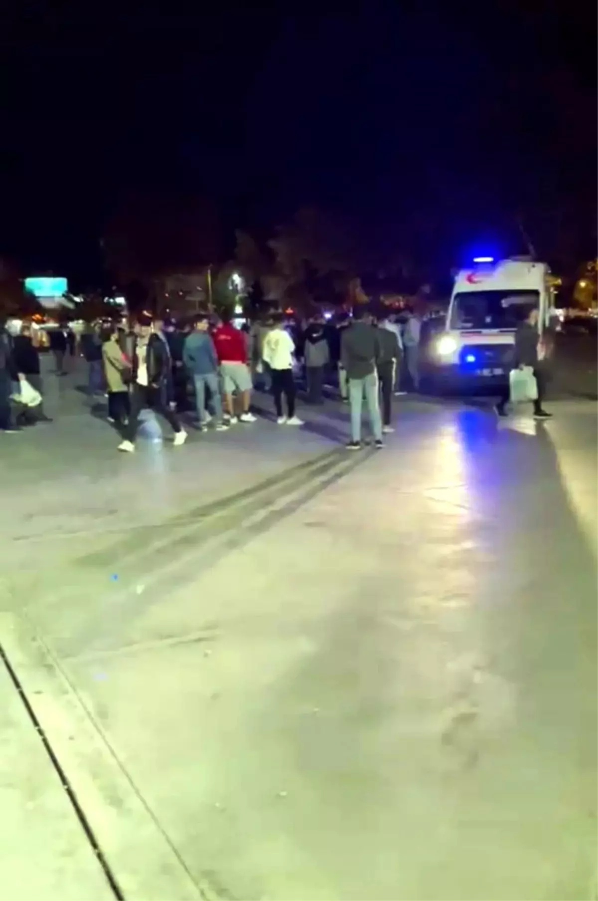 Gençler arasında çıkan 'yan baktın' kavgasında bir kişi kalbinden bıçaklanarak hayatını kaybetti