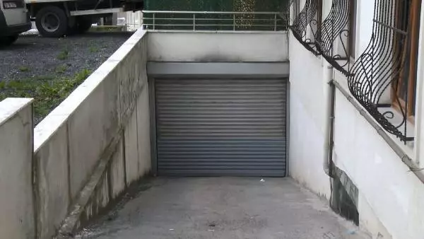 APARTMAN OTOPARKINDAN SES SİSTEMİYLE İNŞAAT MALZEMELERİ ÇALDI