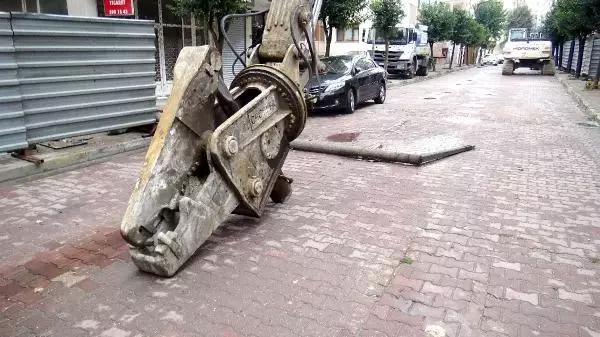 AVCILAR'DA İHMAL İDDİASI: İŞ MAKİNESİNİN DEVİRDİĞİ BETON DİREK CAN ALDI -1