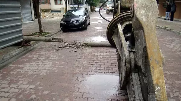 AVCILAR'DA İHMAL İDDİASI: İŞ MAKİNESİNİN DEVİRDİĞİ BETON DİREK CAN ALDI -1