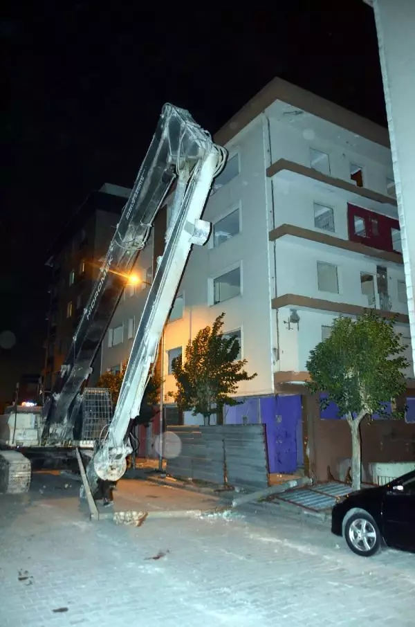AVCILAR'DA İHMAL İDDİASI: İŞ MAKİNESİNİN DEVİRDİĞİ BETON DİREK CAN ALDI -1