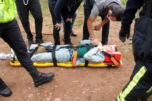 Baba ve oğulun içinde bulunduğu otomobil 10 metre yükseklikten düştü