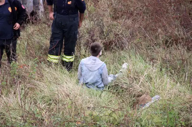 Baba ve oğulun içinde bulunduğu otomobil 10 metre yükseklikten düştü