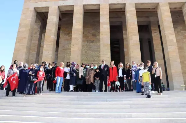 Başkan Yılmaz, Mersin'den 350 kadın ile birlikte Ata'nın huzuruna çıktı
