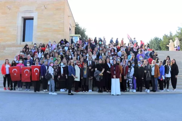 Başkan Yılmaz, Mersin'den 350 kadın ile birlikte Ata'nın huzuruna çıktı