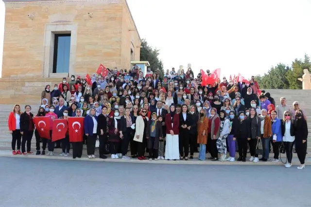 Başkan Yılmaz, Mersin'den 350 kadın ile birlikte Ata'nın huzuruna çıktı