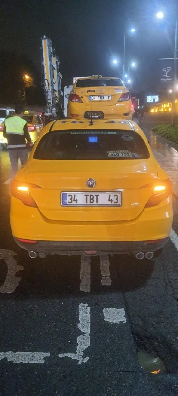 Foyasını polis ortaya döktü! Sarıya boyadığı taksiyle korsan nakliyat yapan şahıs trafikte yakalandı