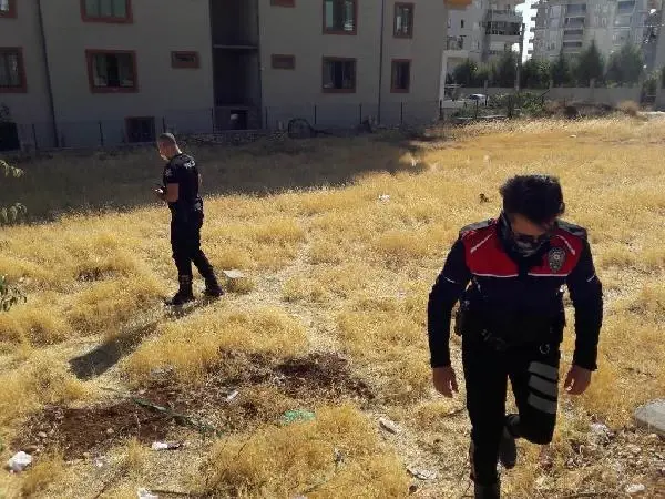 BOŞANMAK İSTEYEN EŞİNİ BOŞ ARAZİYE KADAR KOVALAYIP TÜFEKLE VURDU