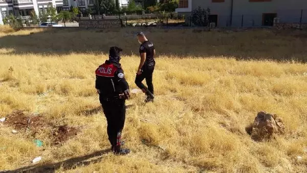 BOŞANMAK İSTEYEN EŞİNİ BOŞ ARAZİYE KADAR KOVALAYIP TÜFEKLE VURDU