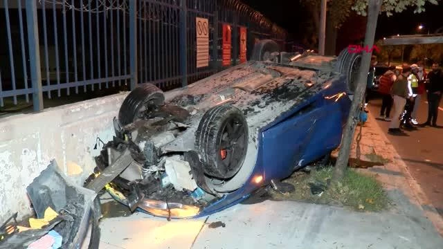 Bakırköy'de refüje çarpan otomobil takla atarak yolun karşısındaki duvara çarptı: 3 yaralı
