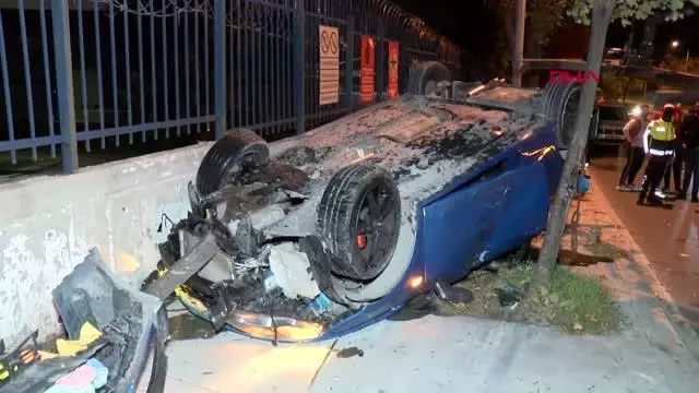Bakırköy'de refüje çarpan otomobil takla atarak yolun karşısındaki duvara çarptı: 3 yaralı