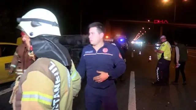 İSTANBUL-TEM OTOYOLU'NDA KAMYONET İLE TAKSİ ÇARPIŞTI: 4 YARALI