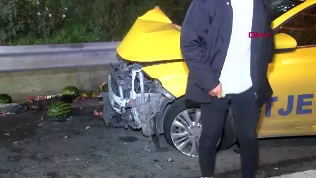 İSTANBUL-TEM OTOYOLU'NDA KAMYONET İLE TAKSİ ÇARPIŞTI: 4 YARALI