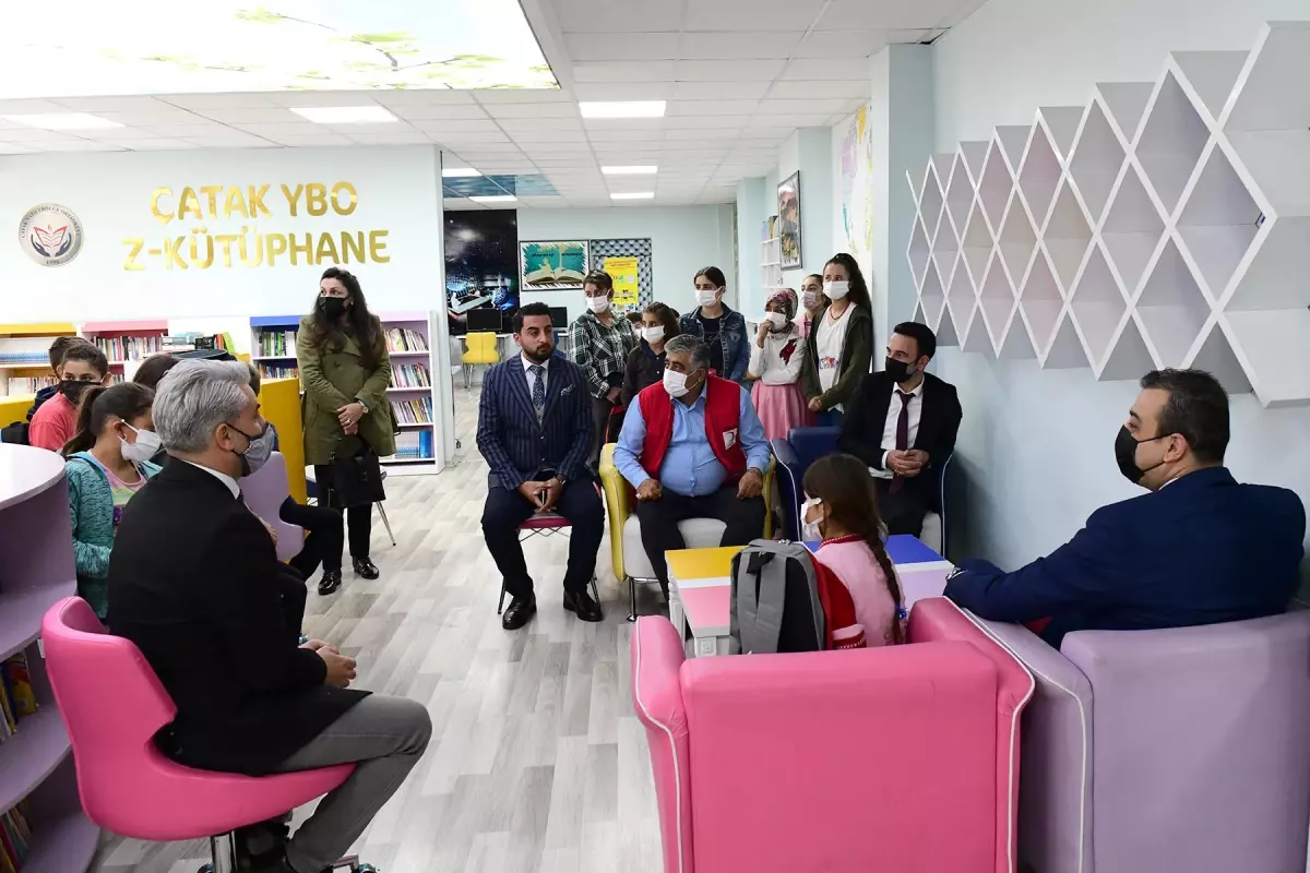 Kızılay'dan Çatak'taki öğrencilere çanta ve kırtasiye malzemesi yardımı