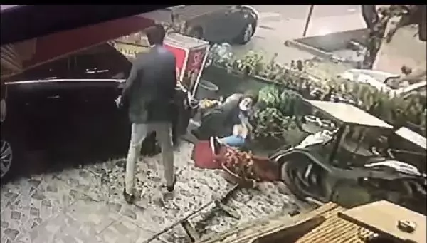 KÜÇÜKÇEKMECE'DE MİNİBÜSÜN ÇARPTIĞI OTOMOBİL SAVRULARAK KALDIRIMDAKİ KADINA ÇARPTI