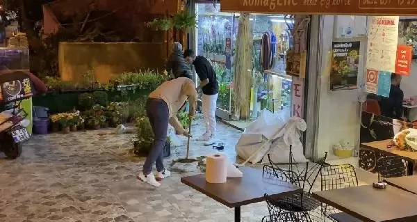 KÜÇÜKÇEKMECE'DE MİNİBÜSÜN ÇARPTIĞI OTOMOBİL SAVRULARAK KALDIRIMDAKİ KADINA ÇARPTI