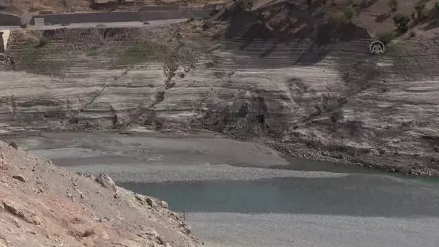 Kuraklık nedeniyle Kezer ve Botan çaylarının dibi gözüküyor