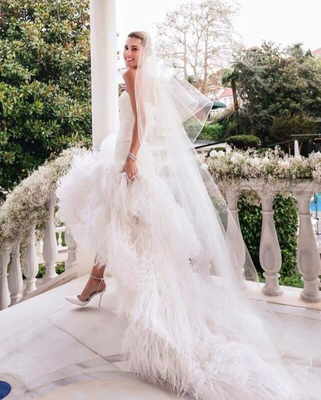 Hacı Sabancı ile nikah masasına oturan Nazlı Kayı'nın gelinliğinin fiyatı belli oldu Hacı Sabancı ile nikah masasına oturan Nazlı Kayı'nın gelinliğinin fiyatı belli oldu