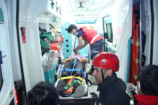 Manisa'da uçuruma yuvarlanan otomobilin sürücüsü yaralandı