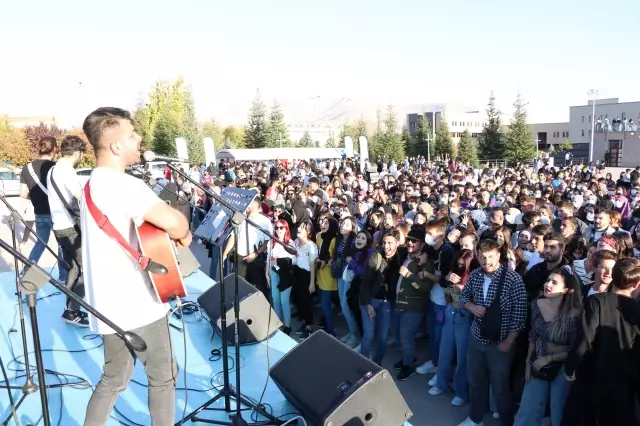 Niğde'de üniversitede öğrencilere Hoş geldin konseri