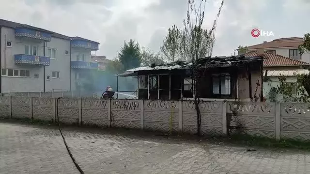 Oksijen makinesinin çıkardığı yangın barakayı küle çevirdi