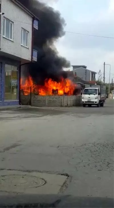 Oksijen makinesinin çıkardığı yangın barakayı küle çevirdi