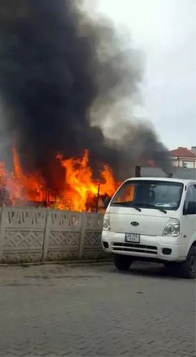 Oksijen makinesinin çıkardığı yangın barakayı küle çevirdi