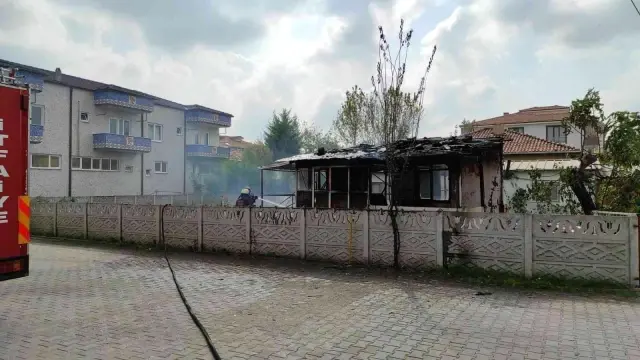 Oksijen makinesinin çıkardığı yangın barakayı küle çevirdi
