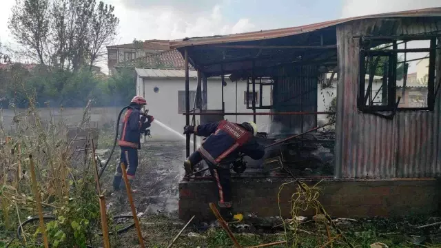 Oksijen makinesinin çıkardığı yangın barakayı küle çevirdi