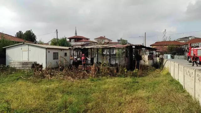 Oksijen makinesinin çıkardığı yangın barakayı küle çevirdi