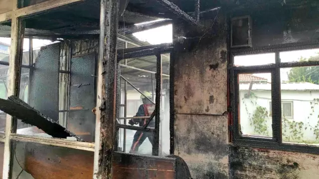 Oksijen makinesinin çıkardığı yangın barakayı küle çevirdi