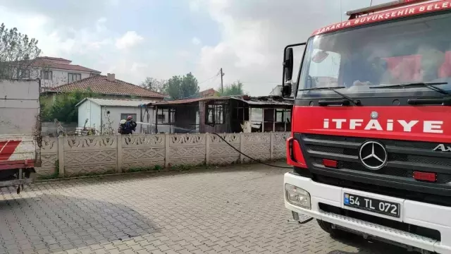 Oksijen makinesinin çıkardığı yangın barakayı küle çevirdi
