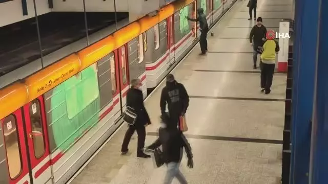 Prag metrosuna sprey boyalı saldırı