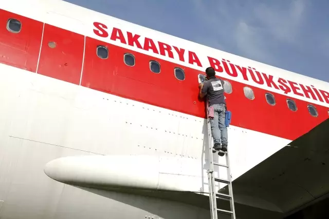 Şehrin göbeğindeki dev uçağı gören dönüp bir daha bakıyor