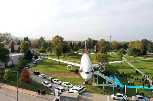 Şehrin göbeğindeki dev uçağı gören dönüp bir daha bakıyor