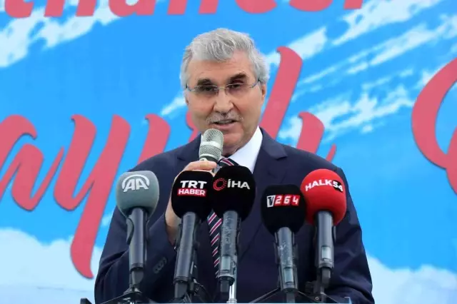Şehrin göbeğindeki dev uçağı gören dönüp bir daha bakıyor