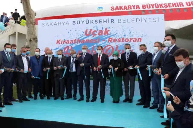 Şehrin göbeğindeki dev uçağı gören dönüp bir daha bakıyor